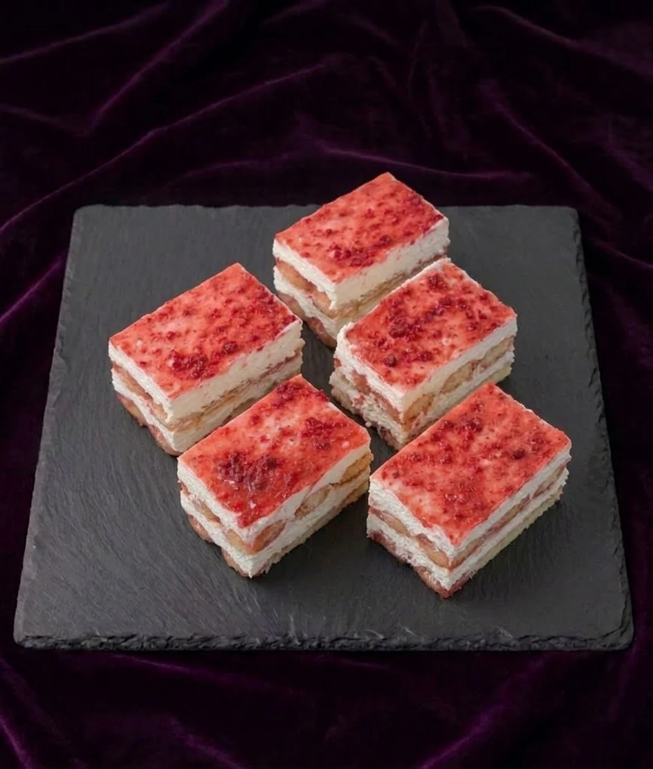 Tiramisu Jahoda — Tiramisu piškóty namočené v jahodovom pyré, preložené jahodovým mascarpone krémom s čerstvými jahodami, po…