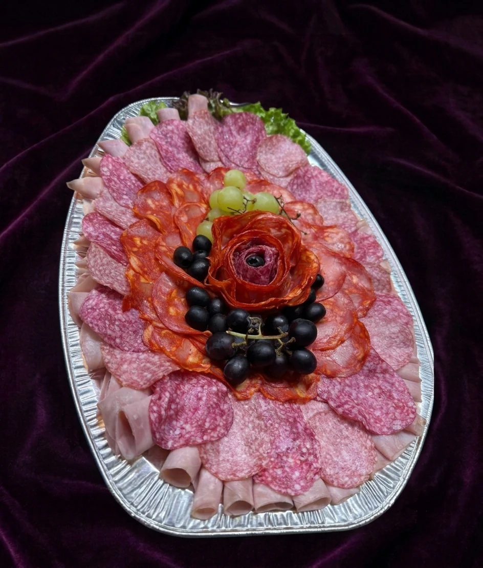 Obložená misa - Mäso — Výber údenín s olivami a cherry paradajkami