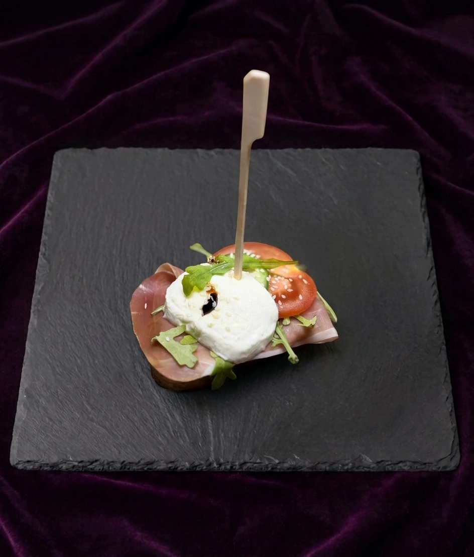 Obložený chlebík Parmagiano Regiano Pesto