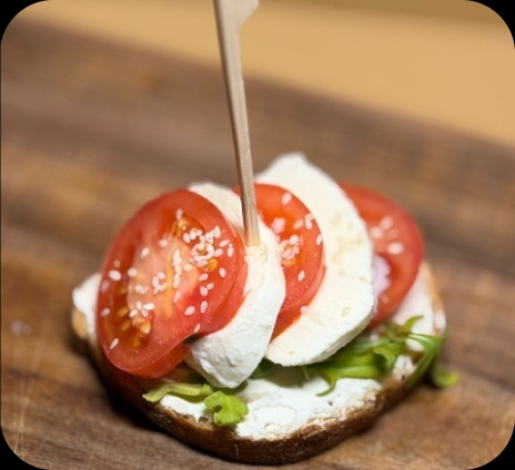 Obložený Chlebík Caprese — Paradajka, mozzarella a rukola na pečive